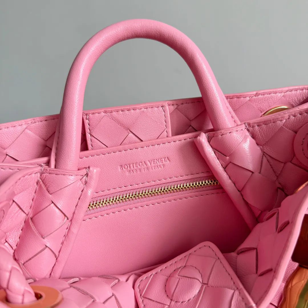 The new Andiamo batch of 3060 BV is shipped‼ ️The classic intercciato weaving process is used to create a soft bag, the metal knot is made of micro-cast aluminum using jewelry technology🪢, and the decorative beads are made of metal and hand-polished oak, allowing you to jump repeatedly between elegance and fun💃, making it unpredictable. Classic and versatile, it shows off your temperament, and the bag has a large capacity, making it very convenient for daily commuting! It has a variety of carrying methods, the shoulder straps can be adjusted by yourself, the original lambskin feels soft and delicate, and the unisex style breaks gender boundaries and brings a more practical and long-lasting use experience. The Andiamo, which has both elegant and casual styles, perfectly interprets the "fashionable old money style". Style No.: 743568+Wood Hardware Color: Ribbon Pink Size: 25*22*10.5cm